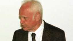 Tymoteusz Karpowicz obierający nagrodę miesięcznika "Odra" (2000). Fot. PAP/A. Hawałej