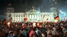 Mieszkańcy Berlina świętujący zjednoczenie Niemiec 3 października 1990 r. Fot. PAP/EPA/ J. Schmitt