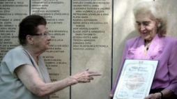 Ocalała z Holocaustu Bina Hacohen (L) i Alina Wierzbicka (P) córka Jadwigi Waszczuk. Fot. PAP/EPA
