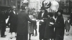 Wybory do Rady Miejskiej w Warszawie w 1927 r. Kobiety agitujące w dniu wyborów. Fot. NAC