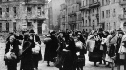 Ludność cywilna opuszcza Warszawę. 10.1944. Fot. PAP/CAF