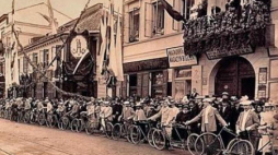 Członkowie Warszawskiego Towarzystwa Cyklistów w 1897 r. na Nowym Świecie. Źródło: Archiwum "Rzeczpospolitej"