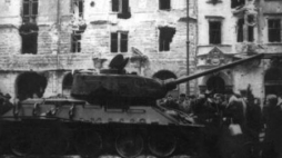 Zniszczony czołg radziecki. Budapeszt, koniec października 1956 r. Fot. PAP/EPA 