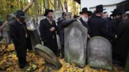 Wizyta Naczelnych Rabinów Europy na cmentarzu żydowskim przy ul. Okopowej w Warszawie. Fot. PAP/T. Gzell