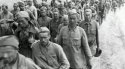 Kolumna jeńców radzieckich podczas marszu. Wrzesień 1942 r. Fot. NAC