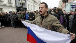 Sympatycy skrajnie nacjonalistycznych ugrupowań demonstrujący w Moskwie (2008). Fot. PAP/EPA/S.Chirikov