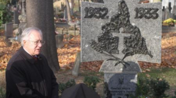Deputowany Rady Najwyższej Ukrainy Borys Tarasiuk na prawosławnym cmentarz na Woli. Fot. PAP/Bartłomiej Zborowski