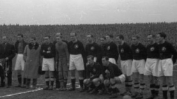 Drużyna Polonii Warszawa przed meczem Z AKS Chorzów. Warszawa, stadion WKS Legia. 1946-12-03. Fot. PAP/CAF/J. Żyszkowski