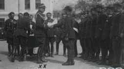 Gen. Stanisław Dowoyno-Sołłohub wręcza dyplomy żołnierzom 54 Pułku Piechoty Strzelców Kresowych w Tarnopolu. Fot. NAC