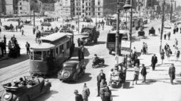 Skrzyżowanie ulicy Marszałkowskiej i Alei Jerozolimskich w Warszawie. 1946 r. Fot. PAP/CAF/S. Dąbrowiecki