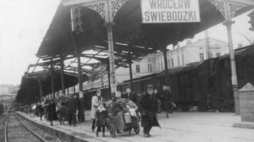Wysiedlenie Niemców z Wrocławia. Dworzec Świebodzki. Wrocław, 1945. Fot. PAP/B. Lambach