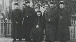 Hachan Seraja Szapszał (siedzi w środku) wśród duchownych karaimskich. Łuck, 1932 r. Fot. NAC