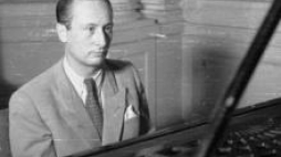 Władysław Szpilman w studio nagraniowym Polskiego Radia. Warszawa, 1946.08. Fot. PAP/CAF/S. Dąbrowiecki