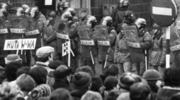 Przygotowania do zdławienia strajku studentów WOSP w Warszawie. 02.12.1981. Fot. PAP/CAF/T. Walczak 