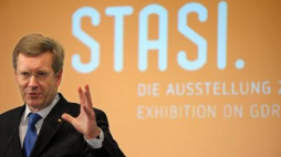 Prezydent Niemiec Christian Wulff podczas wystawy poświęconej Stasi. Fot. EPA/PAP