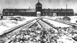 „Brama Śmierci” w obozie Birkenau. Luty/marzec 1945 r. Fot. S. Mucha. Państwowe Muzeum Auschwitz-Birkenau