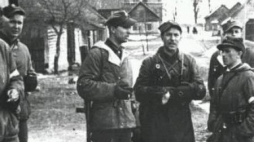 Żołnierze 1 komp. 3 Wileńskiej Brygady AK w Turgielach. W płaszczu, d-ca kompanii Romuald Rajs "Bury". 1944. Fot. NAC