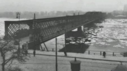 Most Kierbedzia od strony lewego brzegu Wisły z widocznym wjazdem na most. Fot. NAC