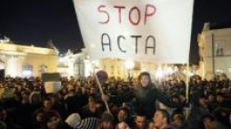 Protest przeciwników podpisanego przez polski rząd ACTA. Warszawa,27.01.2012. Fot. PAP/P. Supernak