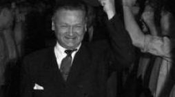 Władysław Broniewski witany przez ZMP-owców w Domu Kultury na warszawskim Żoliborzu. 1950 r. Fot. PAP/CAF/S. Dąbrowiecki