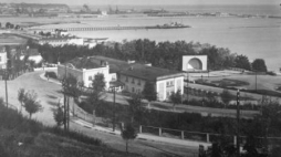 Widok na budujący się port i miasto z Kamiennej Góry. Gdynia, 1926 r. Fot. PAP/CAF