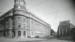 Poczta Główna w Krakowie, z prawej Pałac Prasy. 1931 r. Fot. NAC