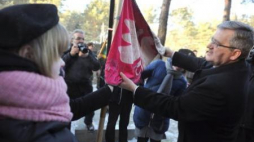 Prezydent Bronisław Komorowski przy pomniku ku czci ofiar zamordowanych w Ponarach. Fot. PAP/J. Turczyk