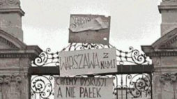 Brama Uniwersytetu Warszawskiego. Marzec, 1968 r. Fot. IPN