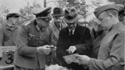 Były premier Polski Leon Kozłowski podczas identyfikacji zwłok polskich oficerów. Katyń, 04.1943 r. Fot. PAP/CAF