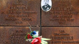 Fragment tablicy pamiątkowej znajdującej się na Polskim Cmentarzu Wojennym w Katyniu. Fot. PAP/R. Pietruszka