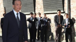 Premier Chin Wen Jiabao przy Ścianie Śmierci w byłym niemieckim obozie zagłady KL Auschwitz. Fot. PAP/J. Bednarczyk