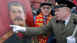 Rosyjscy komuniści z portretem Józefa Stalina koło jego grobu na Placu Czerwonym w Moskwie. Fot. PAP/EPA