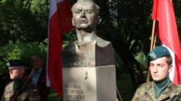 Pomnik gen. Leopolda Okulickiego "Niedźwiadka" w Krakowie. Fot. PAP/J. Bednarczyk