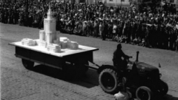 Pochód 1-majowy w Warszawie w 1952 r. W pochodzie budowniczowie PKiN z makietą Pałacu Kultury i Nauki. Fot. PAP/CAF