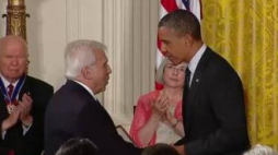 Adam Daniel Rotfeld przyjmuje Medal Wolności dla Jana Karskiego z rąk prezydenta Baracka Obamy. Źródło: MHP