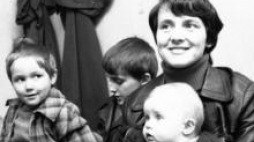 Danuta Wałęsa z dziećmi w Stoczni Gdańskiej. 1981.05.01. Fot. PAP/CAF/S. Kraszewski