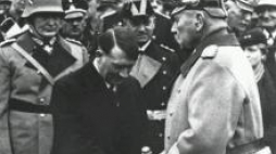 Kanclerz Adolf Hitler odbiera gratulacje od prezydenta Paula von Hindenburga. Widoczny także Hermann Goring. Fot. NAC 