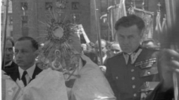 Procesja Bożego Ciała. Nz. kardynał August Hlond i wiceszef MON Piotr Jaroszewicz. Warszawa, 1947-06-05. Fot. PAP/CAF