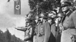 Hitler w otoczeniu sztabowców w zdobytej Warszawie. Fot. PAP/CAF