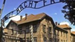 Brama z napisem „Arbeit macht frei” wiodąca do KL Auschwitz. Fot. PAP/J. Ochoński