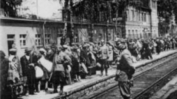 Żydzi olkuscy przed wywiezieniem na dworcu kolejowym w Olkuszu, czerwiec 1942 r. 