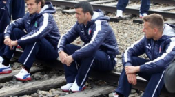 Piłkarze reprezentacji Włoch na EURO 2012 podczas wizyty w byłym obozie zagłady KL Auschwitz-Birkenau. Fot. PAP/G. Momot