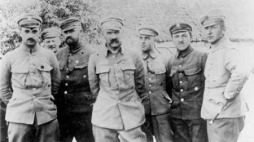 Grupa oficerów sztabu I Brygady Leg. w Karasinie. Józef Piłsudski w środku. Fot. CAW