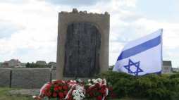 Pomnik w Jedwabnem. Fot. PAP/A. Reszko
