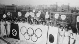 Przygotowania do IO w Tokio w 1940 r. Artystki z flagami niemiecką, japońską i olimpijską. Fot. NAC
