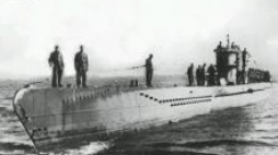 Niemiecki okręt podwodny U-203 (U-Boot typu VII) na Atlantyku. 1942 r. Fot. NAC