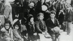  Dzieci z Zamojszczyzny oddzielone od rodziców podczas wysiedleń. 1942 - 1943 r. Fot. NAC