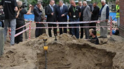 Prezydent Bronisław Komorowski w miejscu ekshumacji na Cmentarzu Wojskowym na Powązkach. Fot. PAP/R. Guz  