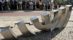 70. rocznica zagłady kieleckiego getta - mieszkańcy miasta przy pomniku Menora. Fot. PAP/P. Polak