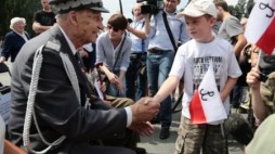 Prezes Zarządu Głównego Związku Powstańców Warszawskich Zbigniew Ścibor - Rylski rozmawia z dziećmi. Fot. PAP/T. Gzell
